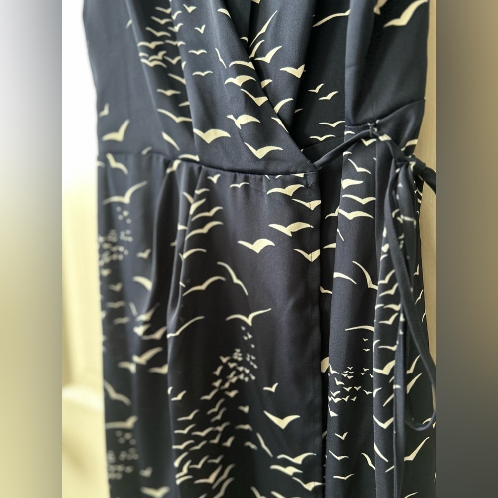 NWT BCBGeneration Wrap Dress in Sz 6 Navy with Bird Print - Picture 10 of 11